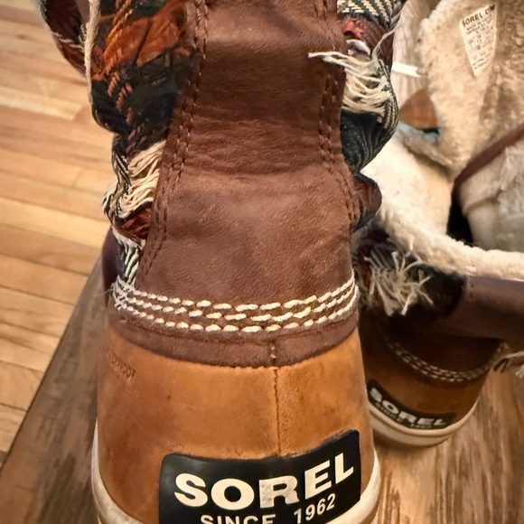 Sorel Brown Leather Boots Patterned Fabric Well worn lthrash bottoms look new - Picture 7 of 10